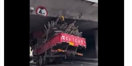 بالبلدي: فيديو منسوب لحادثة اصطدام شاحنة بكوبري في مصر.. ما حقيقته؟