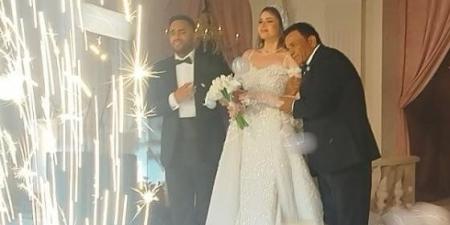بالبلدي: بكاء
      محمد
      فؤاد
      في
      حفل
      زفاف
      ابنته
      بسملة
      –
      القاهرة
      تايمز