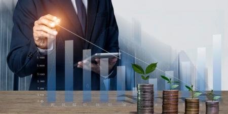 من
يدير
أموالك
في
البورصة؟
بين
نصائح
السوشيال
ميديا
ومستشار
الروبوت
