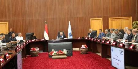 محافظ
      البحر
      الأحمر
      في
      اجتماع
      المجلس
      التنفيذي:
      متابعة
      صارمة
      لطلبات
      التصالح
      وتقنين
      الأراضي
      ومشروعات
      1.4
      مليار
      جنيه