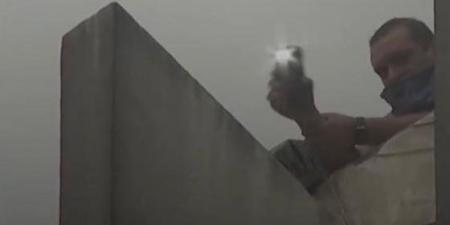 بالبلدي: ساعدوني..
      أنا
      محبوس
      فوق
      السطح”..
      لحظة
      استغاثة
      أحد
      الناجين
      من
      حريق
      سنترال
      رمسيس
      –
      القاهرة
      تايمز