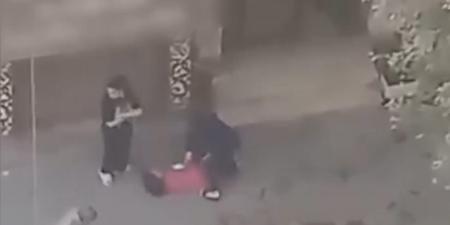 belbalady مصر.. فيديو ما فعله رجل بزوجته بالشارع لرغبتها "بترك منزل الزوجية" يشعل تفاعلا