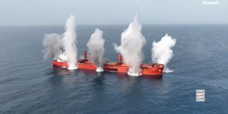 belbalady فيديو يظهر لحظة إغراق الحوثيين سفينة في البحر الأحمر