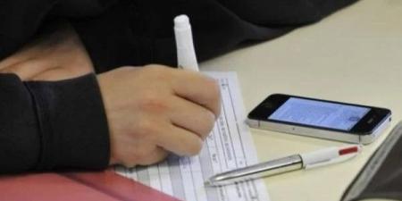 بالبلدي: بـ
      150
      جنيها..
      صفحات
      الغش
      تزعم
      تسريب
      امتحانات
      الثانوية
      العامة
      2025..
      والتعليم
      ترد