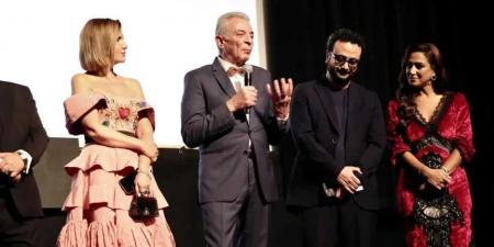 محمود
حميدة
عن
تعمده
إحراج
الآخرين:
لا
أقصد
الإحراج
ولكن
أقصد
التنبيه
للغلط