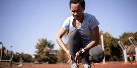 بالبلدي: خفف من آلام الركبتين والوركين والظهر.. بتحريك كاحليك