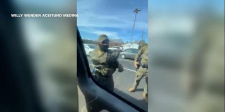 belbalady هويته الحقيقية لم تمنع احتجازه.. شاهد عملاء فيدراليين يعتقلون رجلًا بعد كسر نافذة مركبته