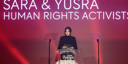 belbalady السبّاحة السورية يسرى مارديني تلفت الأنظار بفستان أنيق في برلين