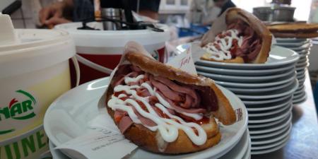 بالبلدي: "توست أيفاليك".. شطيرة نقانق عملاقة يعشقها سكان هذه البلدة الساحلية في تركيا