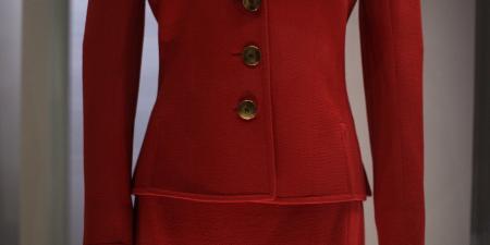 بالبلدي: من ليدي ديانا إلى بيلا حديد..قصة البدلة الحمراء التي تعشقها النساء