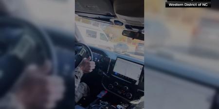 بالبلدي: اقتحمت طريقهم فجأة.. شاهد شاحنة صغيرة تحاول الاصطدام بمركبة قوات الهجرة بأمريكا