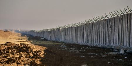 بالبلدي: "خنادق وأبراج وأسلاك وكاميرات".. العراق يكشف تفاصيل الجدار الخراساني على حدوده مع سوريا