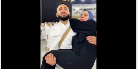 بالبلدي: فيديو مُنتشر لـ"رجل يحمل زوجته المريضة في الحرم المكي".. ما صحته؟