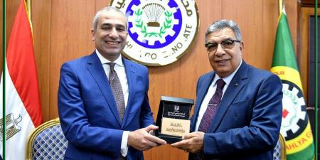 بالبلدي : رئيس
      البنك
      الزراعي
      المصري
      يلتقي
      محافظ
      الدقهلية
      لتعزيز
      أوجه
      التعاون
      في
      المشروعات
      التنموية
      وتمويل
      صغار
      المزارعين 