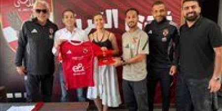 بالبلدي: وليد
      سليمان
      يستقبل
      مدير
      معهد
      برشلونة
      فى
      الأهلي