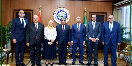 بالبلدي : رئيس
      البنك
      الزراعي
      المصري
      يلتقي
      محافظ
      الدقهلية
      لتعزيز
      أوجه
      التعاون
      في
      المشروعات
      التنموية
      وتمويل
      صغار
      المزارعين