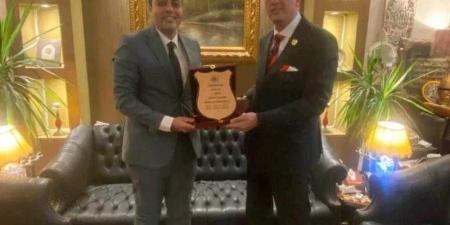 بالبلدي : «الصحفيين»
تهدي
درع
النقابة
لشركة
ميناء
القاهرة
الجوي
تقديراً
لتعاونها
البنّاء