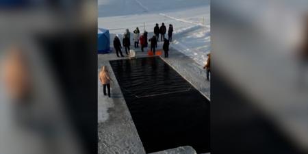 بالبلدي: شاهد.. سباحون يتحدون الجليد في روسيا وسط درجات حرارة قارسة