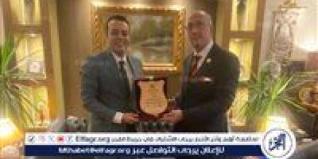 بالبلدي: الصحفيين"
      تهدي
      درع
      النقابة
      لشركة
      ميناء
      القاهرة
      الجوي
      تقديرًا
      لتعاونها
      البنّاء