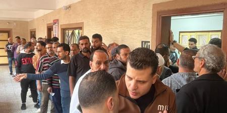 بالبلدي: زحام
      وطوابير
      ممتدة
      مع
      استئناف
      التصويت
      في
      انتخابات
      مجلس
      النواب
      بالدقهلية