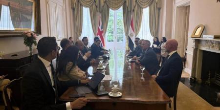 بالبلدي : وزير
      المالية..
      فى
      لقائه
      مع
      الرئيس
      التنفيذي
      لبنك
      «HSBC»
      بلندن:
      أداء
      الاقتصاد
      المصرى
      جيد