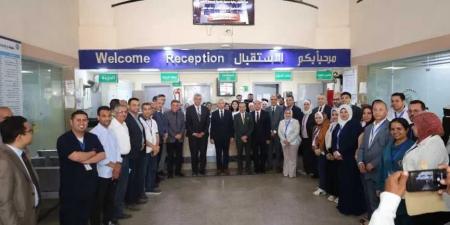 رئيس
      جامعة
      المنيا
      يتفقد
      أعمال
      التوسعات
      بمستشفى
      طب
      وجراحة
      العيون
      ويُشيد
      بنجاح
      114
      عملية
      زراعة
      قرنية