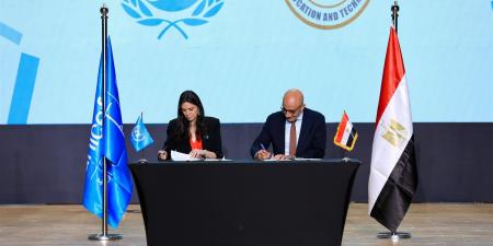 بالبلدي : للمرة
      الاولى..
      «عبداللطيف»
      وممثلة
      «يونيسيف
      مصر»
      يوقعان
      بيانًا
      مشتركًا
      لتعزيز
      جودة
      التعليم
      الفني