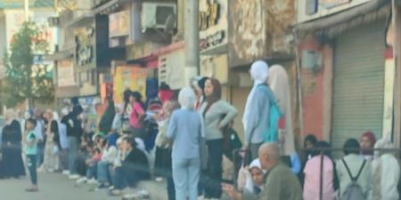 بالبلدي : تحت
      لهيب
      الشمس..
      أولياء
      الأمور
      يفترشون
      الأرصفة
      في
      انتظار
      أبنائهم
      أمام
      لجان
      الإعدادية
      بسوهاج