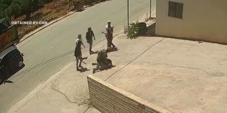 belbalady فيديو لمستوطنين وجندي إسرائيلي يضربون فلسطينيين حتى فقد أحدهما وعيه بالضفة