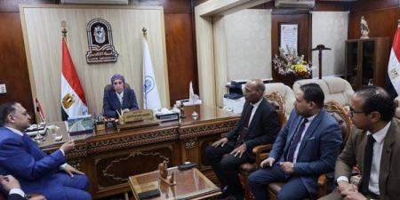 بالبلدي: جامعة
      الأقصر
      ونقابة
      المحامين
      تتباحثان
      لتأهيل
      الكوادر
      القانونية
      رقميًا