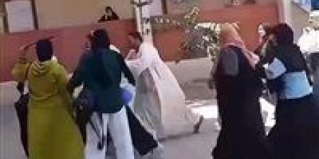 بالبلدي : رامي
      رضوان
      عن
      فيديو
      اقتحام
      ولي
      أمر
      لجنة
      امتحان:
      كيف
      سُمح
      لولي
      الأمر
      بالدخول
      ومن
      صوّره