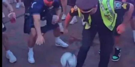شرطي
      أمريكي
      يخطف
      الأضواء
      في
      كأس
      العالم..
      يسرق
      الكرات
      على
      سبيل
      المزاح
      (فيديو)