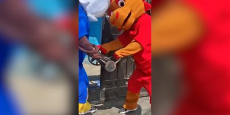 بالبلدي: الشرطة البيروفية تتنكر في زي تمائم كأس العالم لاعتقال تاجر مخدرات مشتبه به