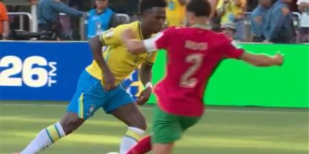 بالبلدي : خبير
      تحكيمي
      يوضح:
      هل
      تغاضى
      الحكم
      عن
      طرد
      أشرف
      حكيمي
      في
      مباراة
      المغرب
      والبرازيل؟