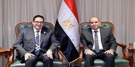 بالبلدي: وزير
      العمل
      يستقبل
      رئيس
      جامعة
      القاهرة
      لبحث
      تطوير
      المهارات
      وسوق
      العمل
