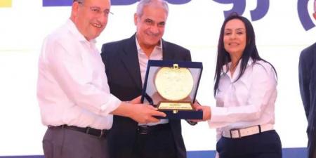 وزيري
      التعليم
      العالي
      والتضامن
      الاجتماعي
      يكرّمان
      رئيس
      جامعة
      أسوان
      خلال
      قمة
      ..ستارت
      2026