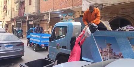 محافظ
      الإسكندرية:
      رفع
      نحو
      ٧٨
      ألف
      طن
      مخلفات
      صلبة
      منذ
      بداية
      يونيو
      في
      إطار
      الارتقاء
      بمنظومة
      النظافة