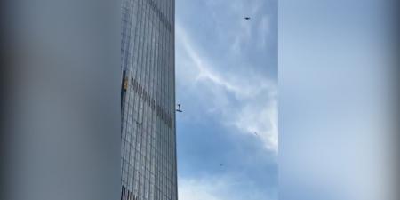 بالبلدي: شاهد.. طائرة صغيرة تصطدم بأعلى ناطحة سحاب في بكين