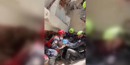 belbalady علا صوت بكائه.. شاهد إنقاذ رضيع من تحت الأنقاض بعد أيام من زلزال فنزويلا