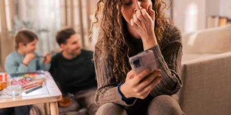 belbalady هل يؤثر انشغال الأهل بالأجهزة الإلكترونية سلبًا على علاقتهم بأطفالهم؟