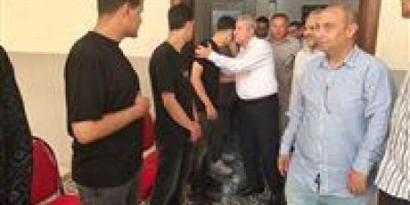 بالبلدي : وكيل
      تعليم
      الشرقية
      يُؤدي
      واجب
      العزاء
      لأسرة
      الطالبة
      جنة
      هاني
      فقيدة
      الثانوية
      العامة