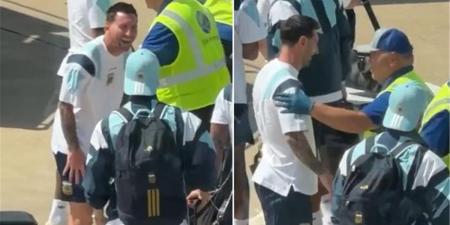 بالبلدي : فيديو
      |
      رد
      فعل
      ميسي
      أثناء
      التفتيش
      في
      المطار
      يلفت
      الأنظار
      قبل
      مواجهة
      الرأس
      الأخضر