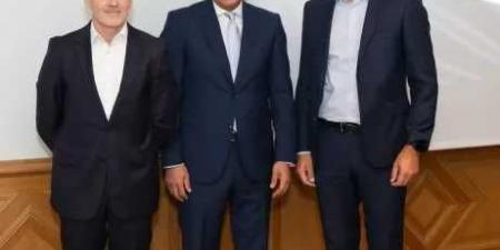 وزير
السياحة
يجتمع
مع
كبار
منظمي
الرحلات
ومسئولي
شركات
السياحة
والطيران
الفرنسية
لبحث
تعزيز
الحركة
السياحية
الوافدة
إلى
مصر