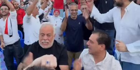 بالبلدي: أشرف
زكي
ونجوم
الفن
يحتفلون
بالهدف
الأول
لمصر
في
نادي
نقابة
المهن
التمثيلية