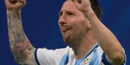 ميسي
      ينهمر
      في
      البكاء
      بعد
      الفوز
      الصعب
      للأرجنتين
      على
      مصر