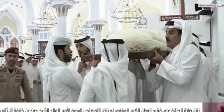 belbalady أمير قطر يحمل جثمان "الأمير الوالد" حمد بن خليفة خلال مراسم تشييعه بالدوحة