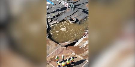 belbalady انفجار أنبوب مياه رئيسي يخلف حفرة ضخمة في لوس أنجلوس.. شاهد ما حدث