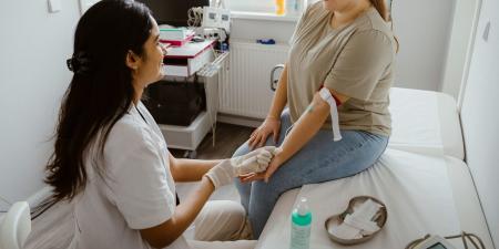 بالبلدي: لماذا يستبدل أبناء الجيل "زد" الطبيب بعيادات الرعاية العاجلة؟