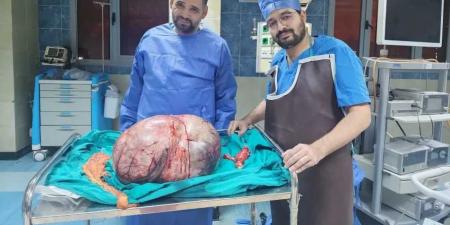 رئيس
جامعة
المنيا
يُهنئ
الفريق
الطبي
بنجاح
استئصال
ورم
مبيضي
عملاق
يزن
24
كيلوجرامًا