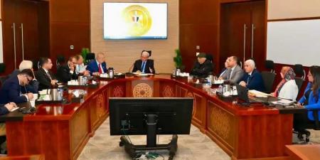 نائب
      رئيس
      الوزراء
      يبحث
      مع
      الاتحاد
      المصري
      للمستثمرين
      دعم
      الاستثمار
      وتعزيز
      دور
      القطاع
      الخاص